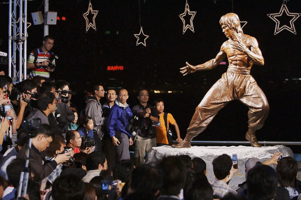 estatua bruce lee