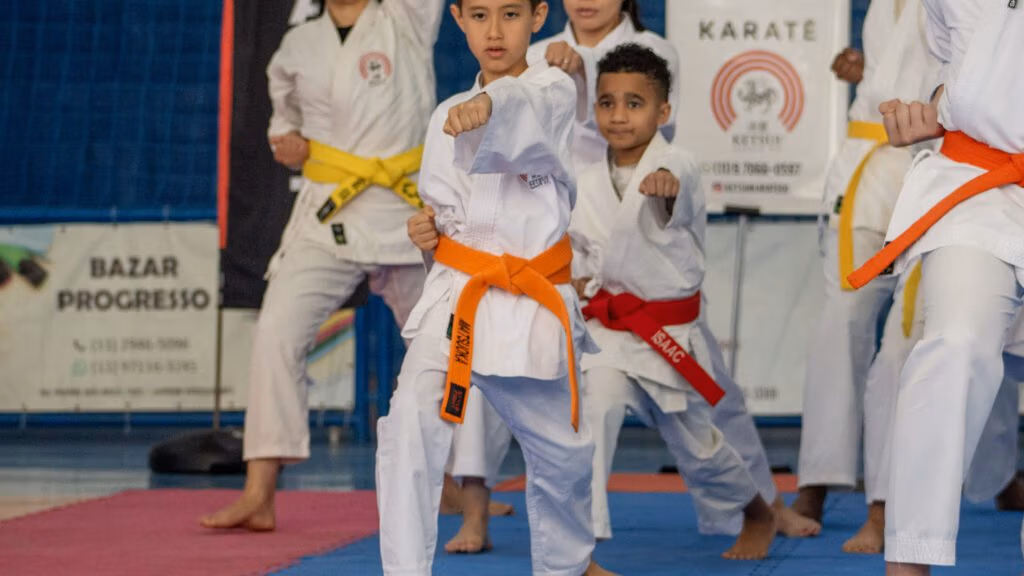 praticante executando kata karate shotokan